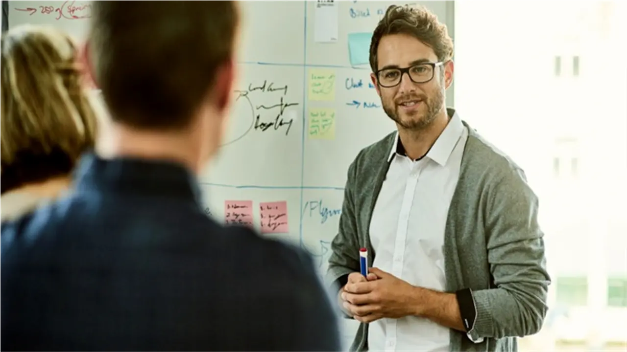 أبراج تعكس مثل «باب النجار مخلع»: خبرة النصيحة وسط متاعب الحياة الشخصية